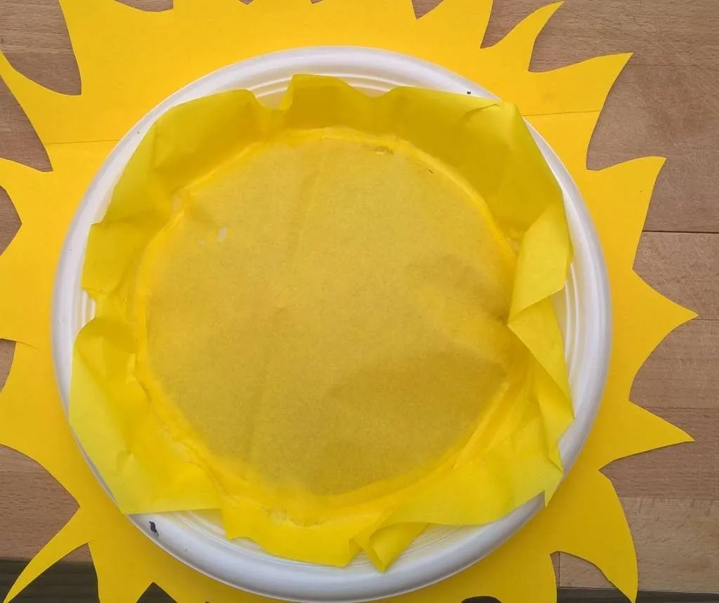 lampion maken Zon. Knip cirkel uit papieren bord.
