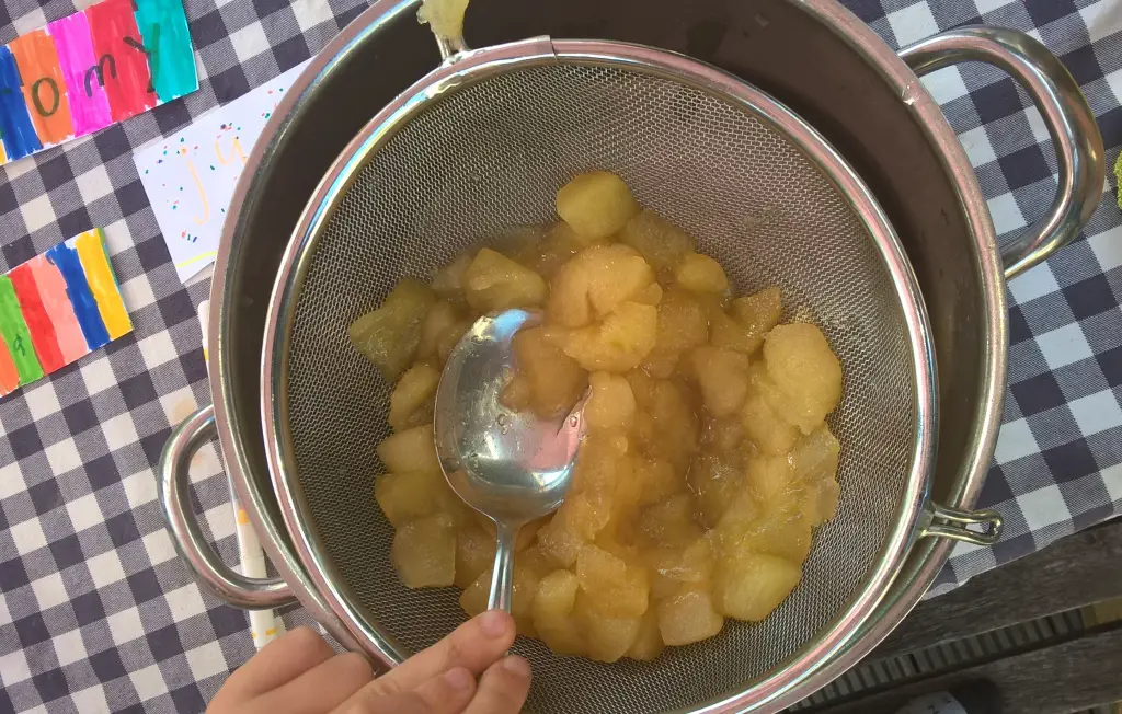 koken met kinderen appels roeren en zeven
