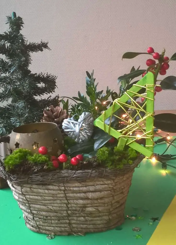 kerst knutselen kind  kerststukje maken van groen.